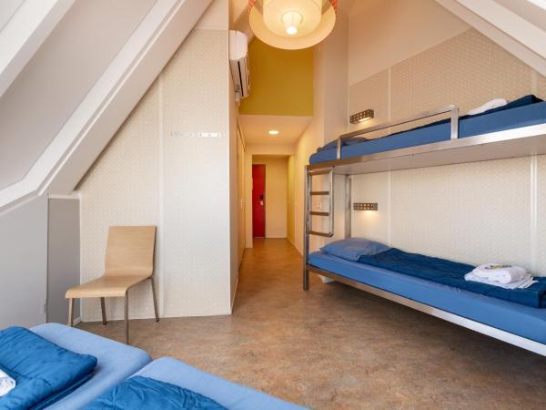 Stayokay Hostel Rotterdam : photo 2 de la chambre lit dans dortoir mixte avec 4 lits et douche