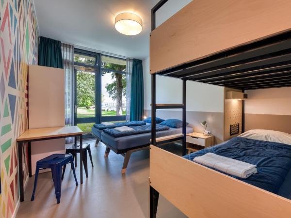 Stayokay Hostel Maastricht : photo 3 de la chambre chambre familiale quadruple avec salle de bains privative et douche