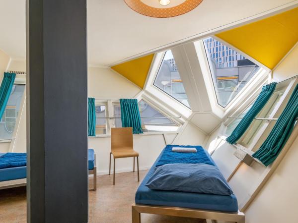 Stayokay Hostel Rotterdam : photo 2 de la chambre chambre lits jumeaux avec salle de bains privative et douche