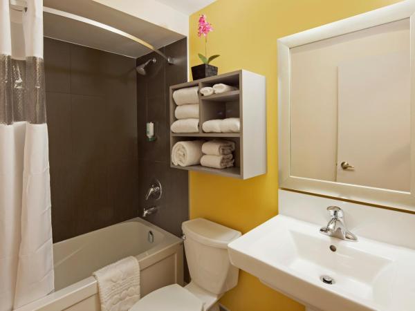 Canadas Best Value Inn Toronto : photo 2 de la chambre chambre lit queen-size - non-fumeurs