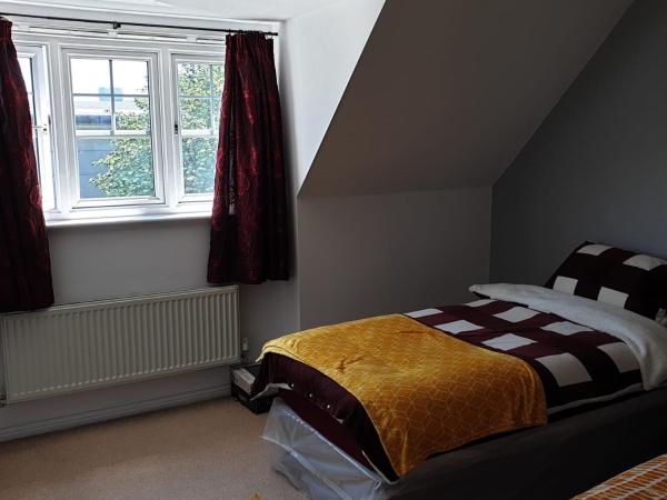 Queens Rooms, a Perfect Stay, Next to Shopping Parks and Central Manchester : photo 10 de la chambre chambre familiale deluxe