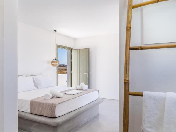 Amethyst Luxury Suites Oia : photo 8 de la chambre suite lune de miel avec bain à remous extérieur chauffé