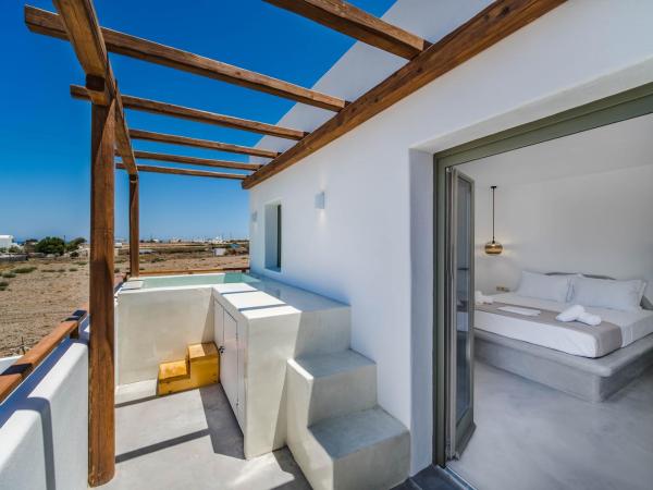 Amethyst Luxury Suites Oia : photo 4 de la chambre suite lune de miel avec bain à remous extérieur chauffé