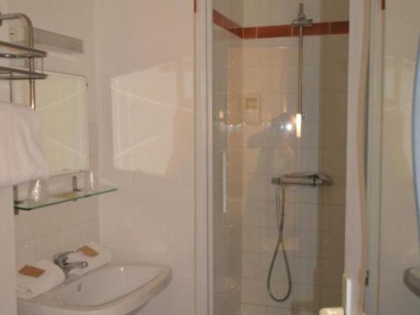 Hôtel Le Britannic - centre gare- : photo 10 de la chambre chambre double avec salle de bains privative