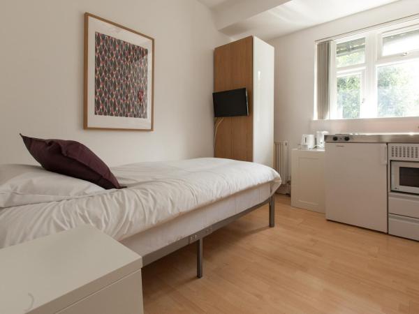 Tooting Rooms by DC London Rooms : photo 3 de la chambre chambre simple avec salle de bains privative