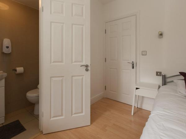 Tooting Rooms by DC London Rooms : photo 10 de la chambre chambre simple avec salle de bains privative