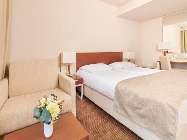 Hotel Albatros Plava Laguna : photo 3 de la chambre chambre supérieure avec canapé-lit et balcon - côté mer