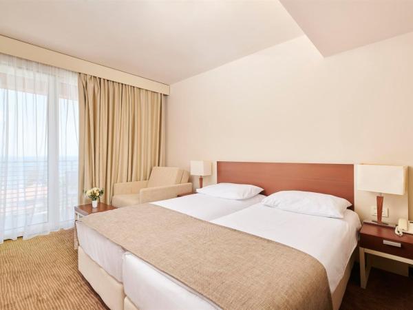 Hotel Albatros Plava Laguna : photo 2 de la chambre chambre supérieure avec canapé-lit et balcon - côté mer
