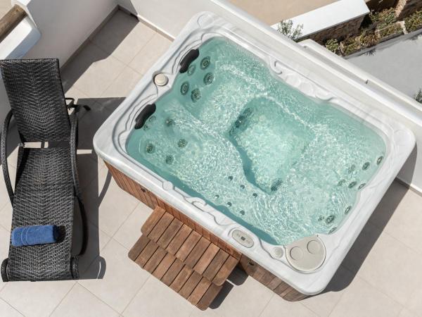 Argo Boutique Hotel : photo 3 de la chambre suite lit king-size avec jacuzzi extérieur - vue sur mer