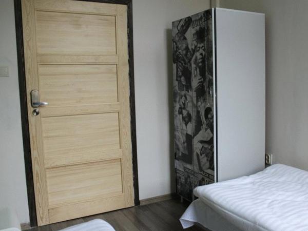 La Guitarra Hostel Poznań : photo 1 de la chambre chambre double ou lits jumeaux avec salle de bains commune