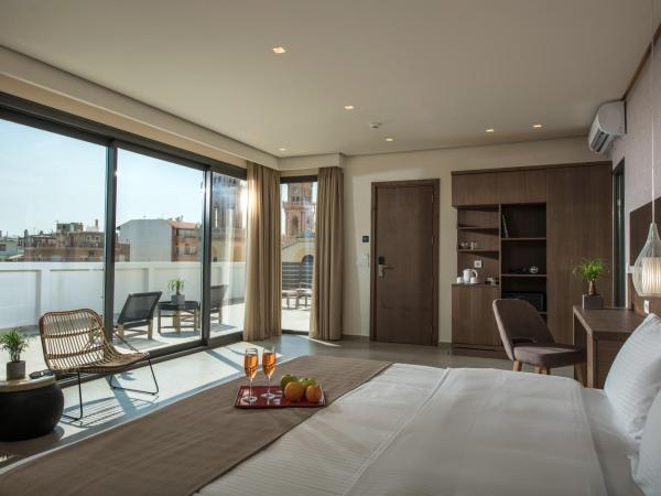 Metropole Urban Hotel : photo 2 de la chambre suite junior avec jacuzzi extérieur - vue latérale sur mer