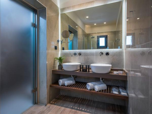 Metropole Urban Hotel : photo 10 de la chambre suite junior avec jacuzzi extérieur - vue latérale sur mer