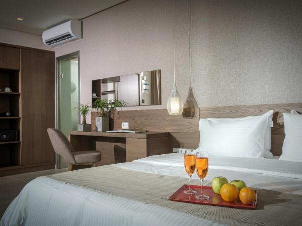 Metropole Urban Hotel : photo 8 de la chambre suite junior avec jacuzzi extérieur - vue latérale sur mer
