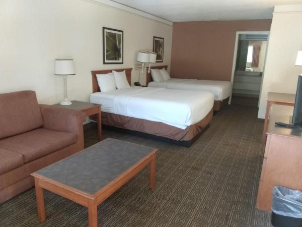 Super 8 by Wyndham San Antonio Near SeaWorld Ingram Park : photo 2 de la chambre suite junior avec 2 lits queen-size - non-fumeurs