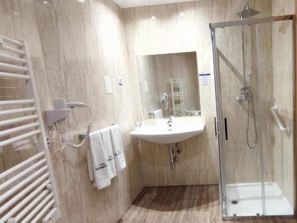 Hotel Suites Feria de Madrid : photo 1 de la chambre chambre triple standard