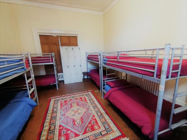 Embassie Backpackers : photo 2 de la chambre lit simple en dortoir pour hommes (10 adultes)