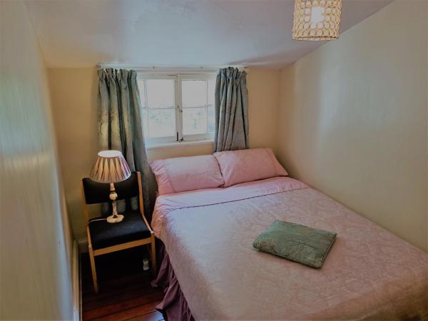 Embassie Backpackers : photo 2 de la chambre chambre double avec salle de bains commune