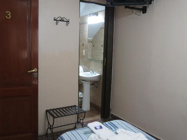 Residencial El Hogar : photo 3 de la chambre petite chambre simple