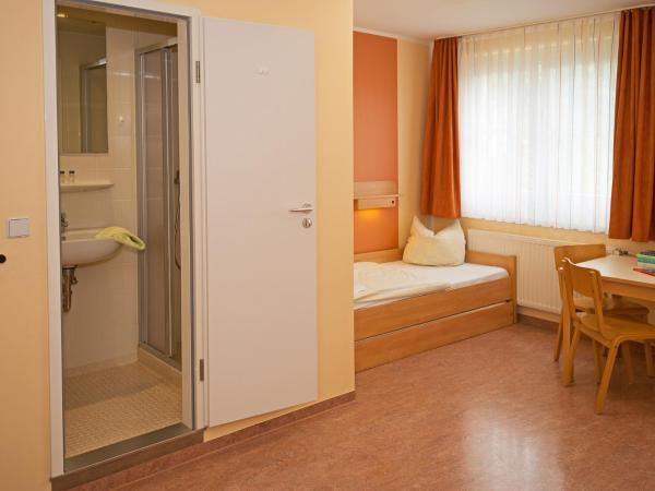 DJH Jugendherberge Dresden - Jugendgästehaus : photo 2 de la chambre chambre lits jumeaux avec salle de bains privative