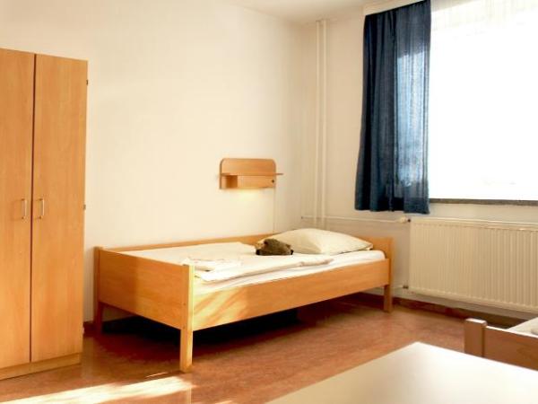 DJH Jugendherberge Dresden - Jugendgästehaus : photo 3 de la chambre chambre simple avec salle de bains commune