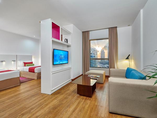 Ramada Hotel, Suites and Apartments by Wyndham Dubai JBR : photo 2 de la chambre chambre deluxe lits jumeaux avec accessoires de plage gratuits