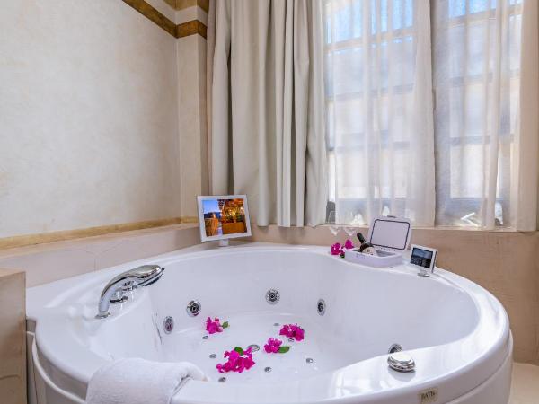 10GR Boutique Hotel & Wine Bar : photo 8 de la chambre suite exécutive rhodes avec bain à remous