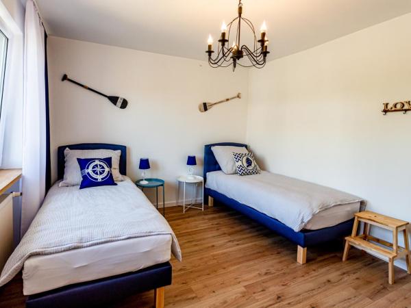 Hostel & Apartments Kołobrzeg : photo 2 de la chambre chambre lits jumeaux avec salle de bains commune