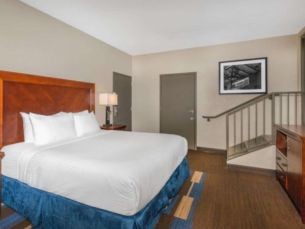 Wyndham New Orleans French Quarter : photo 1 de la chambre chambre lit king-size avec terrasse – non-fumeurs