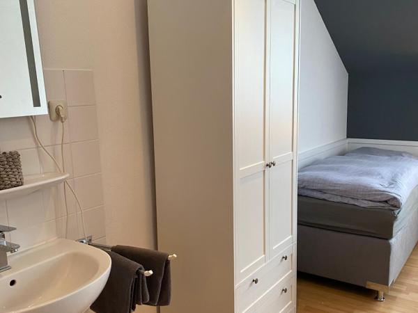 Pension Pagalies : photo 3 de la chambre chambre simple avec salle de bains extérieure privative