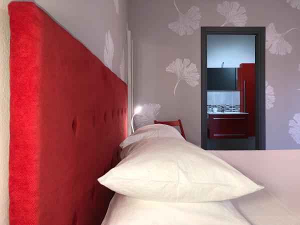 Guest House 296 : photo 3 de la chambre chambre lit king-size avec balcon