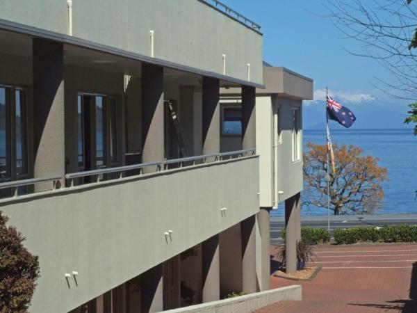 Baycourt Lakefront Motel : photo 8 de la chambre suite avec baignoire spa