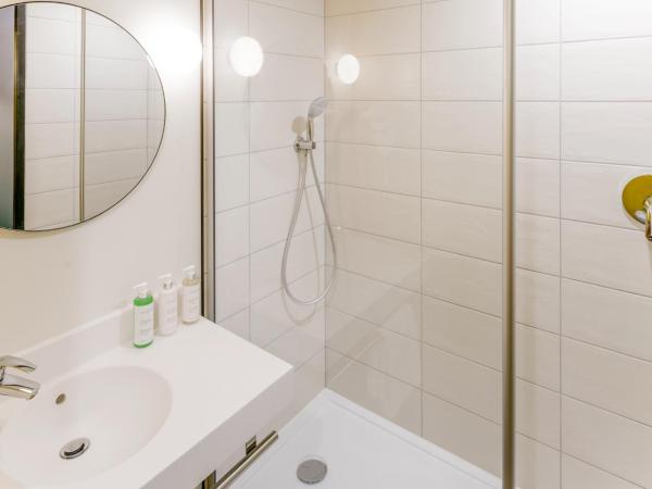ibis Styles Paris Meteor Avenue d'Italie : photo 4 de la chambre apartment with one double bed and two single beds