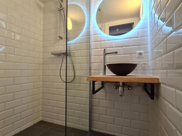 Hotel Internationaal : photo 8 de la chambre chambre double avec salle de bains privative