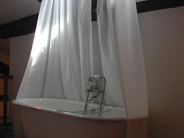 Pavillon de Beauregard : photo 2 de la chambre chambre double deluxe avec baignoire