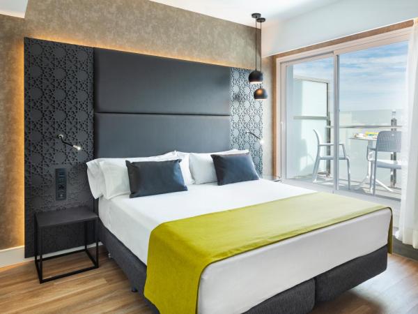 Catalonia Giralda : photo 4 de la chambre chambre familiale avec terrasse 