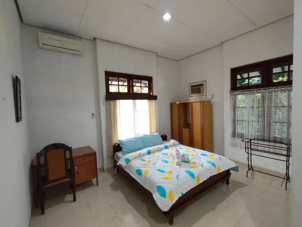 Ayodya Inn , Yogyakarta Lodging , Digital Nomads , Entrepreneurs Centre , CoWorking Space , CoLiving , Kost Lengkap , Exclusive Boarding House and Student Accommodation in Jogjakarta City Center ! : photo 2 de la chambre chambre double avec salle de bains privative