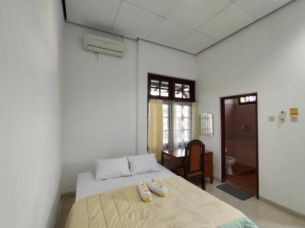 Ayodya Inn , Yogyakarta Lodging , Digital Nomads , Entrepreneurs Centre , CoWorking Space , CoLiving , Kost Lengkap , Exclusive Boarding House and Student Accommodation in Jogjakarta City Center ! : photo 6 de la chambre chambre double avec salle de bains privative
