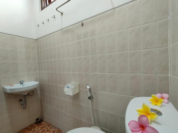 Ayodya Inn , Yogyakarta Lodging , Digital Nomads , Entrepreneurs Centre , CoWorking Space , CoLiving , Kost Lengkap , Exclusive Boarding House and Student Accommodation in Jogjakarta City Center ! : photo 10 de la chambre chambre double avec salle de bains privative