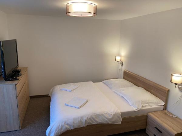 Pension Clara : photo 6 de la chambre chambre double deluxe avec lit d'appoint