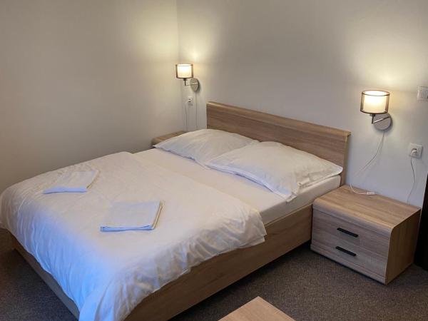 Pension Clara : photo 5 de la chambre chambre double deluxe avec lit d'appoint