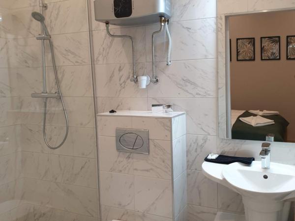 Indium City Panzió : photo 5 de la chambre chambre double avec salle de bains privative