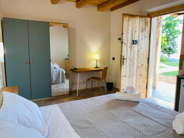 Agriturismo La Perlara - Adults Only : photo 2 de la chambre chambre double avec terrasse - vue sur vallée