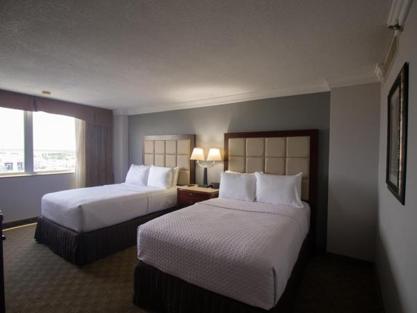 Wyndham Houston near NRG Park - Medical Center : photo 2 de la chambre deluxe room with two double beds and roll-in shower - mobility accessible/non-smoking
