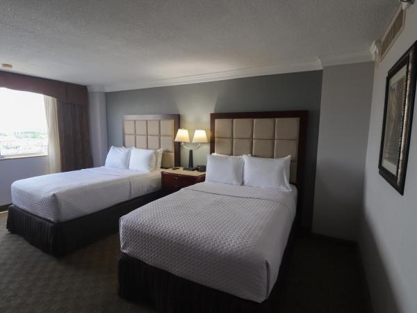 Wyndham Houston near NRG Park - Medical Center : photo 3 de la chambre deluxe room with two double beds and roll-in shower - mobility accessible/non-smoking