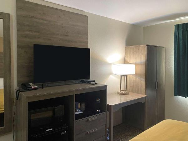 Quality Inn Albuquerque East I-40 Juan Tabo Exit : photo 2 de la chambre chambre lit king-size standard - non-fumeurs