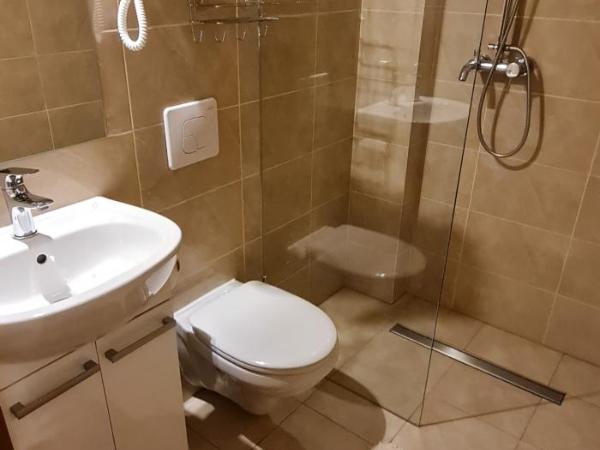 Villa Kapitańska : photo 8 de la chambre chambre double avec salle de bains privative et balcon