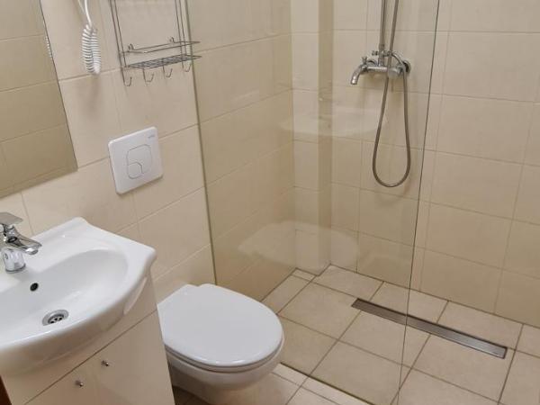 Villa Kapitańska : photo 8 de la chambre double room with two single beds, private bathroom and balcony