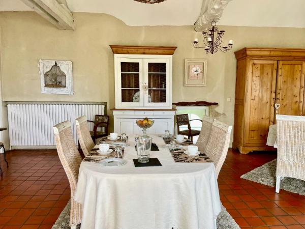 La Naomath - Maison d'hôtes, Hébergement insolite & Gîte : photo 3 de la chambre chambre familiale - vue sur jardin