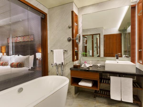 Crowne Plaza Today Gurugram, an IHG Hotel : photo 2 de la chambre chambre lit king-size standard - accès au salon