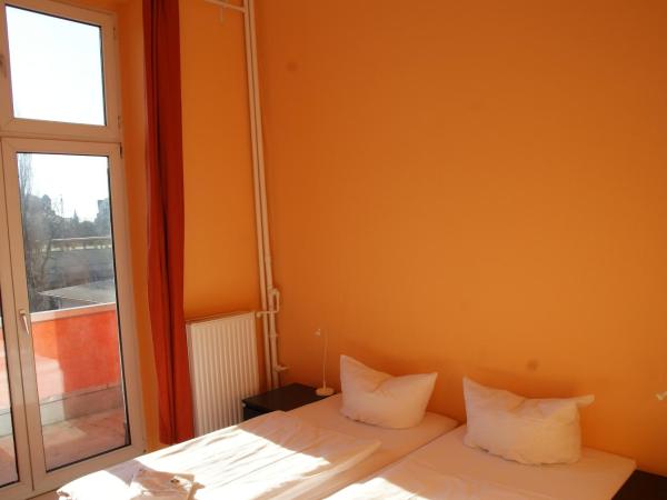 Happy Go Lucky Hotel + Hostel : photo 1 de la chambre chambre double avec salle de bains privative